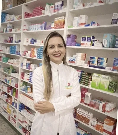 Talita farmacêutica no balcão da farmácia