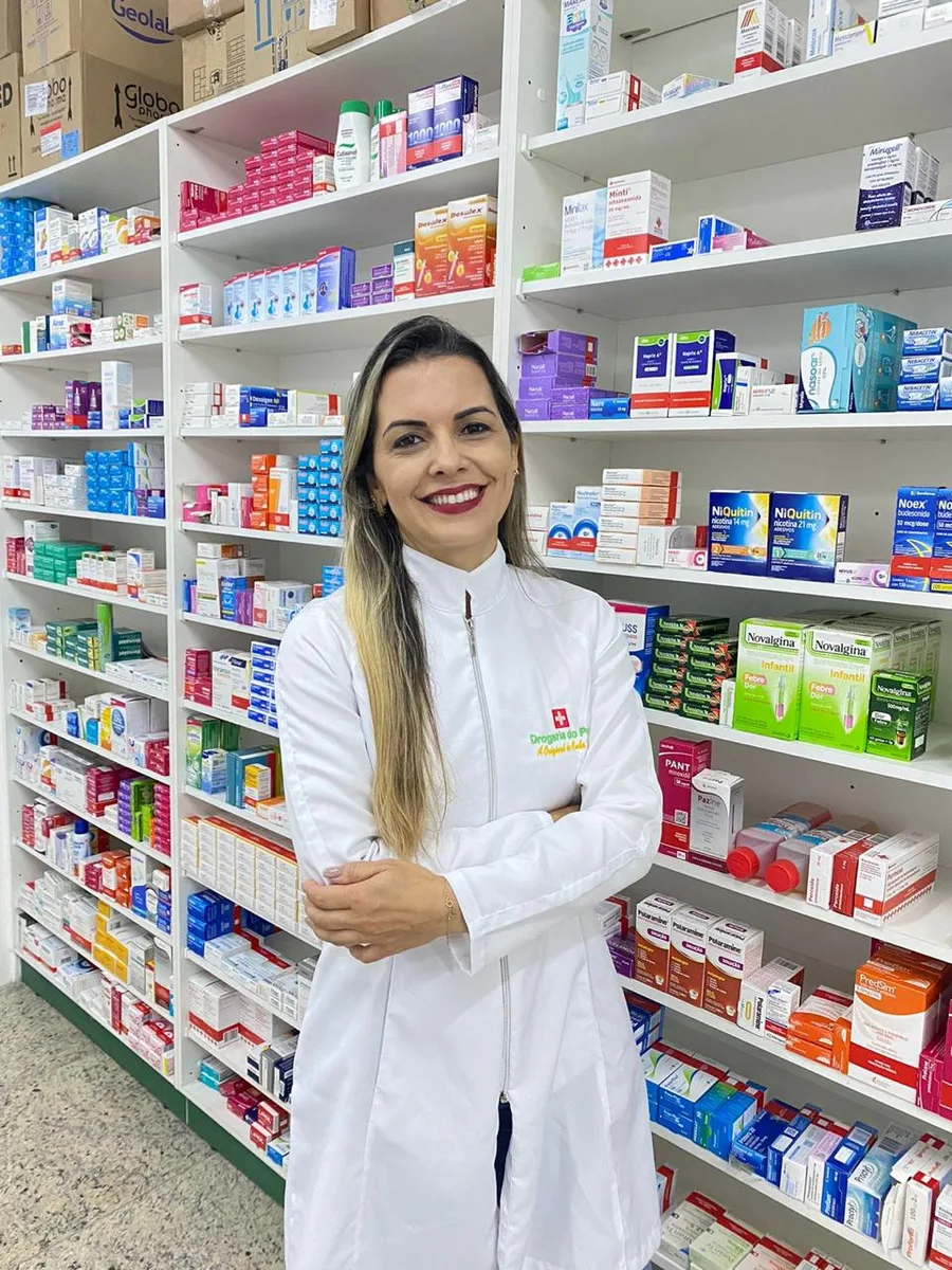 Talita de jaleco na farmácia